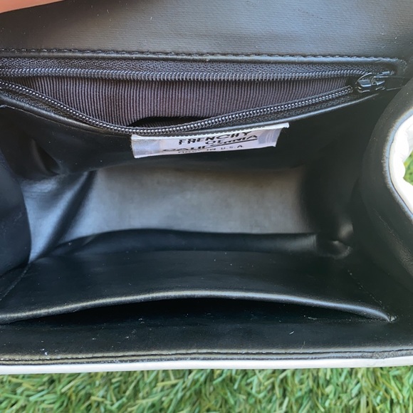 Vintage Leather Purse - Picture 10 of 15